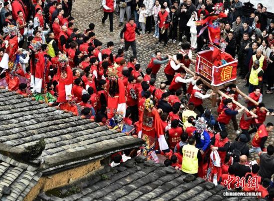 图为村民们抬着“古事”在村庄里狂奔。中新社记者 张斌 摄 图为村民们抬着“古事”在村庄里狂奔。中新社记者 张斌 摄