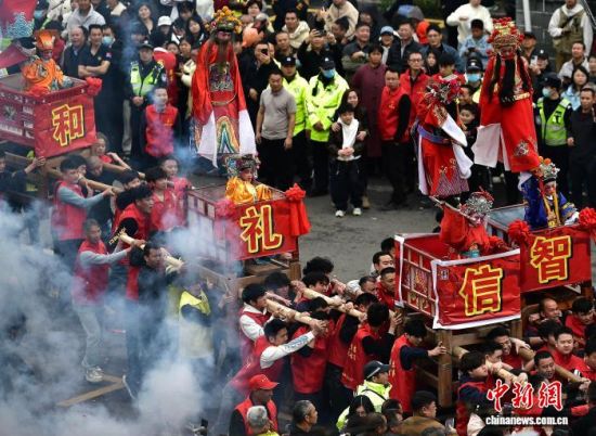 图为村民们抬着一棚又一棚的“古事”准备狂飙。中新社记者 张斌 摄 图为村民们抬着一棚又一棚的“古事”准备狂飙。中新社记者 张斌 摄