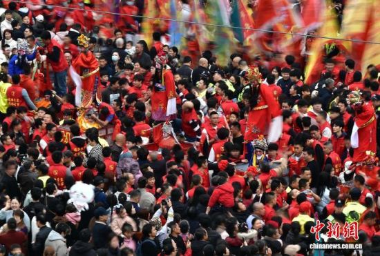 图为一棚又一棚的“古事”吸引参观者。中新社记者 张斌 摄 图为一棚又一棚的“古事”吸引参观者。中新社记者 张斌 摄