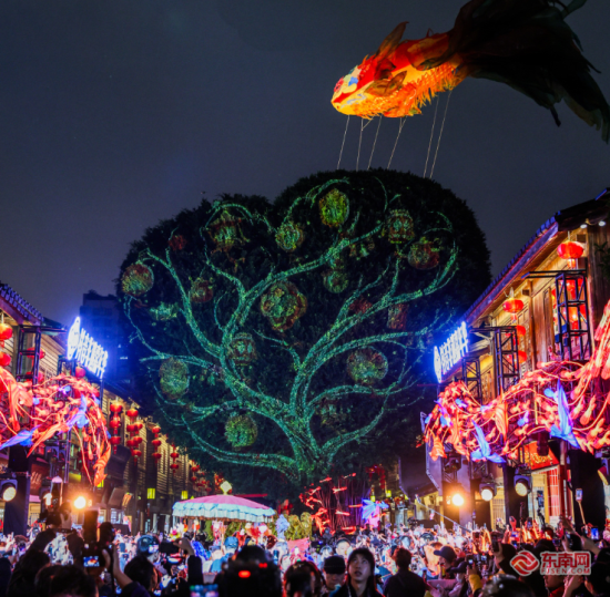 福州爱心树游客如织 福州爱心树游客如织