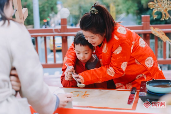 游客体验非遗糖画 游客体验非遗糖画