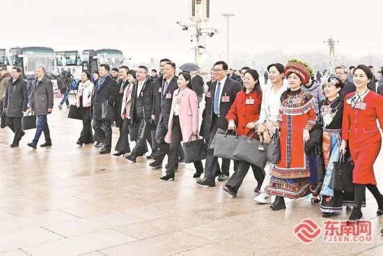 5日上午,十四届全国人大四次会议开幕,福建省全国人大代表满怀信心步入人民大会堂。福建日报记者 肖春道 摄 5日上午,十四届全国人大四次会议开幕,福建省全国人大代表满怀信心步入人民大会堂。福建日报记者 肖春道 摄