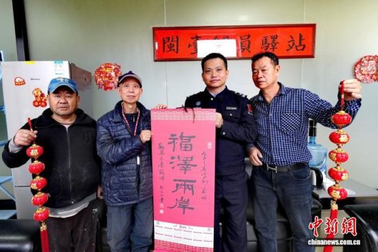 3��3�գ����ź�����ͷ����̨��Ա��վ���ٰ�����ͬ��Ԫ������Բ���������� ����