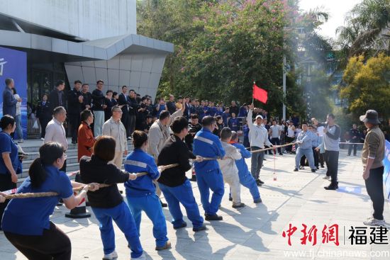 职工拔河活动。 职工拔河活动。