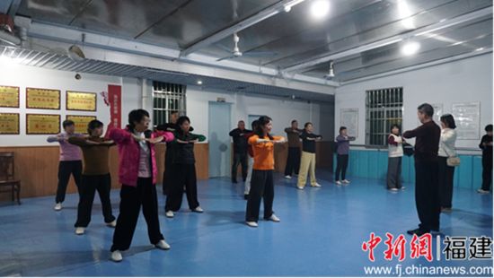 ͼΪ¿ÂÓ¢¿¡ÔÚÖ¸µ¼Ð»á³ÉÔ±Á·°Ë¶Î½õ ͼΪ¿ÂÓ¢¿¡ÔÚÖ¸µ¼Ð»á³ÉÔ±Á·°Ë¶Î½õ