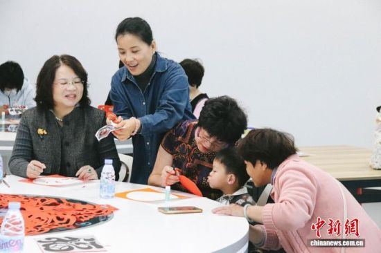 3ÔÂ8ÈÕ£¬¡°¿Æ¼¼°é½íàþ ·ÇÒžÛͬÐÄ¡±ÔÚÕĄ̈°û¡°Èý°Ë¡± ¸¾Å®½ÚÁªÒê»î¶¯ÔÚ¸£½¨ÕÄÖݿƼ¼¹Ý¾Ù°ì£¬Í¼Îª²Î»áÁ½°¶Å®Í¬°ûÔÚÀÏʦµÄÖ¸µ¼ÏÂѧϰ¼ôÖ½¡£ÕÄÖݿƼ¼¹Ý ¹©Í¼ 3ÔÂ8ÈÕ£¬¡°¿Æ¼¼°é½íàþ ·ÇÒžÛͬÐÄ¡±ÔÚÕĄ̈°û¡°Èý°Ë¡± ¸¾Å®½ÚÁªÒê»î¶¯ÔÚ¸£½¨ÕÄÖݿƼ¼¹Ý¾Ù°ì£¬Í¼Îª²Î»áÁ½°¶Å®Í¬°ûÔÚÀÏʦµÄÖ¸µ¼ÏÂѧϰ¼ôÖ½¡£ÕÄÖݿƼ¼¹Ý ¹©Í¼