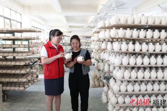 ¡¡¡¡µÂ»¯Å©ÐÅÁªÉç½ðÈÚÖúÀí×ß½øÌÕ´ÉÆóÒµ¡°Ò»¶ÔÒ»¡±¾«×¼¶Ô½Ó¡¢¡°µã¶Ôµã¡±×¨Òµ·þÎñ¡£ ¡¡¡¡µÂ»¯Å©ÐÅÁªÉç½ðÈÚÖúÀí×ß½øÌÕ´ÉÆóÒµ¡°Ò»¶ÔÒ»¡±¾«×¼¶Ô½Ó¡¢¡°µã¶Ôµã¡±×¨Òµ·þÎñ¡£