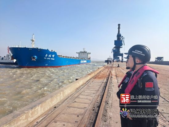 ¸£ÖÝ»ú³¡±ß¼ìÕ¾Ãñ¾¯¼à»¤Öйú¼®¡°ÓñÖù·å¡±ÂÖ¿¿²´¡£ÕÅ˳¸£Éã ¸£ÖÝ»ú³¡±ß¼ìÕ¾Ãñ¾¯¼à»¤Öйú¼®¡°ÓñÖù·å¡±ÂÖ¿¿²´¡£ÕÅ˳¸£Éã