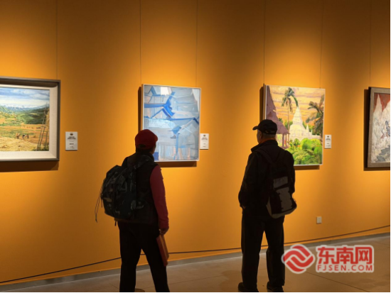 观众驻足观展。 观众驻足观展。