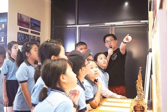 厦门中小学生在沙坡尾活态展示馆内开展研学活动。(资料图片) 厦门中小学生在沙坡尾活态展示馆内开展研学活动。(资料图片)