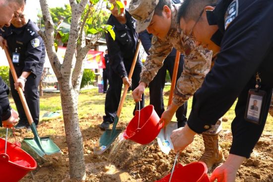 ¹Ù±øºÍÃñ¾¯ÎªÊ÷Ã罽ˮ¡£ÕÔ¼Òçù Éã ¹Ù±øºÍÃñ¾¯ÎªÊ÷Ã罽ˮ¡£ÕÔ¼Òçù Éã