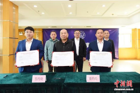 13日,厦门市首个客船安全航行自律约定——《厦门港西部水域客船安全航行自律十条》签订。 (厦门海事局 供图) 13日,厦门市首个客船安全航行自律约定——《厦门港西部水域客船安全航行自律十条》签订。 (厦门海事局 供图)