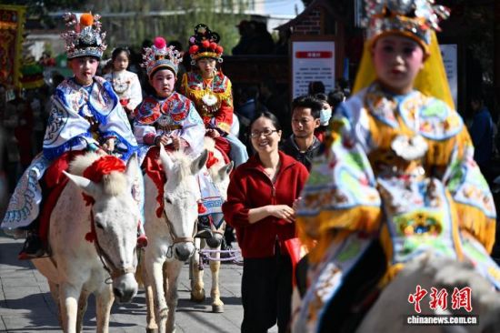 3��14�գ�ũ������إ�����������ﺭ������������β��ӭ��һ��һ�ȵ�̤��ӭ����Ԫ���(�׳ơ���إ����)�����γ���䴫˵���񻰹���������ĺ�ͯ���������ƴ�Ѳ�Ρ���β��̤��ӭ����Ԫ���Ĵ�ͳϰ��������300�������ʷ��ͨ����һ��ʽ��������������ƽ����͡������Ҹ�����������Ը������������� �ű� ��