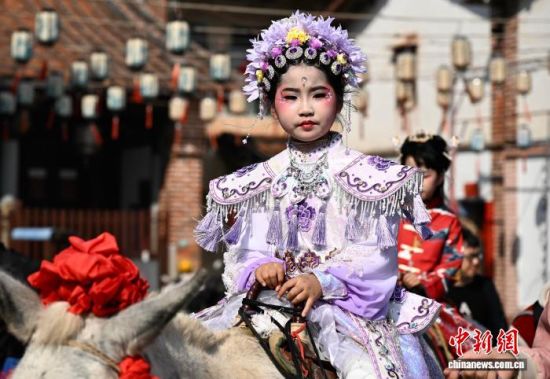 3��14�գ�ũ������إ�����������ﺭ������������β��ӭ��һ��һ�ȵ�̤��ӭ����Ԫ���(�׳ơ���إ����)�����γ���䴫˵���񻰹���������ĺ�ͯ���������ƴ�Ѳ�Ρ���β��̤��ӭ����Ԫ���Ĵ�ͳϰ��������300�������ʷ��ͨ����һ��ʽ��������������ƽ����͡������Ҹ�����������Ը������������� �ű� ��