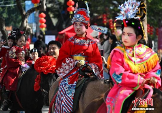 3��14�գ�ũ������إ�����������ﺭ������������β��ӭ��һ��һ�ȵ�̤��ӭ����Ԫ���(�׳ơ���إ����)�����γ���䴫˵���񻰹���������ĺ�ͯ���������ƴ�Ѳ�Ρ���β��̤��ӭ����Ԫ���Ĵ�ͳϰ��������300�������ʷ��ͨ����һ��ʽ��������������ƽ����͡������Ҹ�����������Ը������������� �ű� ��