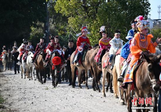 3��14�գ�ũ������إ�����������ﺭ������������β��ӭ��һ��һ�ȵ�̤��ӭ����Ԫ���(�׳ơ���إ����)�����γ���䴫˵���񻰹���������ĺ�ͯ���������ƴ�Ѳ�Ρ���β��̤��ӭ����Ԫ���Ĵ�ͳϰ��������300�������ʷ��ͨ����һ��ʽ��������������ƽ����͡������Ҹ�����������Ը������������� �ű� ��