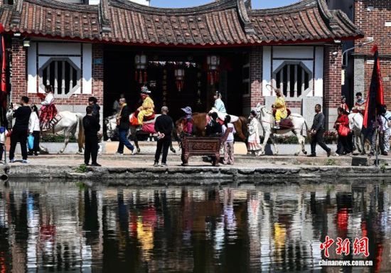 3��14�գ�ũ������إ�����������ﺭ������������β��ӭ��һ��һ�ȵ�̤��ӭ����Ԫ���(�׳ơ���إ����)�����γ���䴫˵���񻰹���������ĺ�ͯ���������ƴ�Ѳ�Ρ���β��̤��ӭ����Ԫ���Ĵ�ͳϰ��������300�������ʷ��ͨ����һ��ʽ��������������ƽ����͡������Ҹ�����������Ը������������� �ű� ��