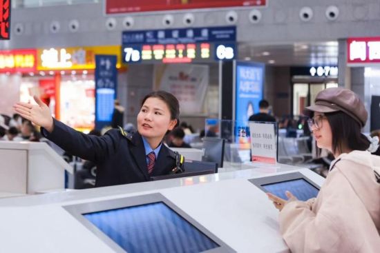 春运期间龙岩站“海峡情·闽西红”工作人员为旅客指引。(刘鑫根 摄) 春运期间龙岩站“海峡情·闽西红”工作人员为旅客指引。(刘鑫根 摄)