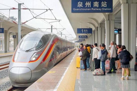 旅客在泉州南站站台候车。(胡寻风 摄) 旅客在泉州南站站台候车。(胡寻风 摄)