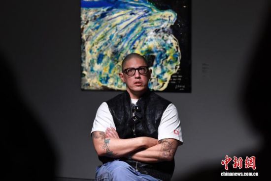 台湾当代艺术家蒋友柏在成都接受媒体采访。记者 王磊 摄 台湾当代艺术家蒋友柏在成都接受媒体采访。记者 王磊 摄