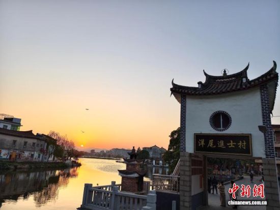 ͼΪ3��14�գ������е���β�����续����β����Դ���ƣ����������˾۾ӵ�һ�����ϴ��䡣��β���Ͽƾٶ�ʢ���������壬���н�ʿ98��������62����ְ��216������������� �ű� ��