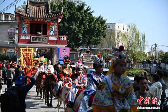 ͼΪ3��14�գ�ũ������إ������β�����һ��һ�ȵġ���إ����ӭ����Ԫ�������������������ǰ���ۿ������������ �ű� ��