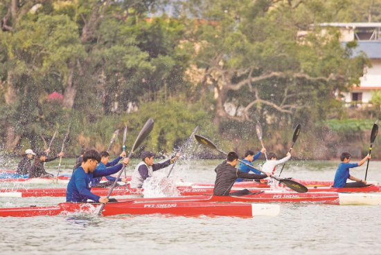 �˶�Ա���ڽ�Ϫ���Ϸ�����ȡ�