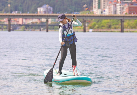 һλ�˶�Ավ�ڽ����ϳֽ����С�