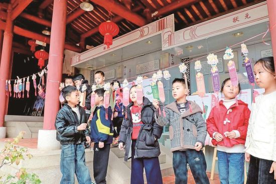 �ڽ�������Ȫ��Ժ��ѧ���ۿ����ű��ݡ�����������飬���������Ļ��Ķ���������������ͼƬ��