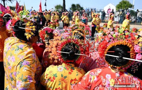 ͼΪ�y�Ҵ���y��Ů��ʢװ�ۿ������������� �ű� ��