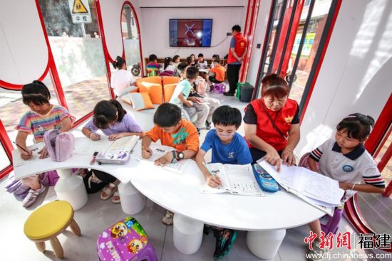 ¡¡¡¡ÃúºþÉçÇø¡°Ê±¹â²¹¸øÕ¾¡±ÀïµÄº¢×ÓÃÇÔÚ°²ÐÄѧϰ ¡¡¡¡ÃúºþÉçÇø¡°Ê±¹â²¹¸øÕ¾¡±ÀïµÄº¢×ÓÃÇÔÚ°²ÐÄѧϰ