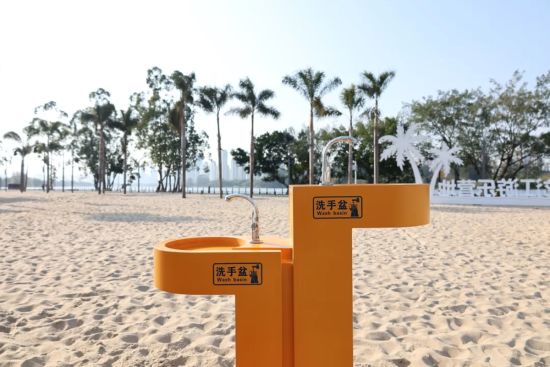 高低错落的便民洗手盆凸显人文关怀。陈星彤 摄 高低错落的便民洗手盆凸显人文关怀。陈星彤 摄