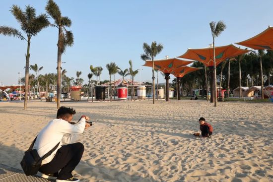 游客在椰林沙滩上游玩。陈星彤 摄 游客在椰林沙滩上游玩。陈星彤 摄