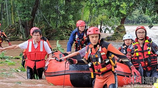 宁化县消防救援大队指战员参与宁化县安远镇洪灾抢险救援。 宁化县消防救援大队指战员参与宁化县安远镇洪灾抢险救援。