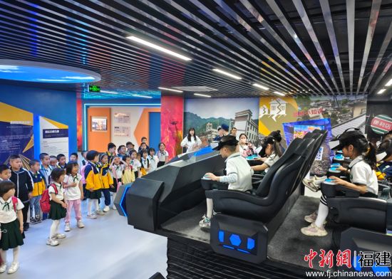 宁化县消防救援大队依托省级应急消防科普教育基地开展沉浸式消防体验活动。 宁化县消防救援大队依托省级应急消防科普教育基地开展沉浸式消防体验活动。