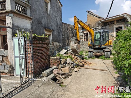 »úÆ÷ÕýÔÚ²ð³ýÆÆ¾É·¿ÎÝ »úÆ÷ÕýÔÚ²ð³ýÆÆ¾É·¿ÎÝ