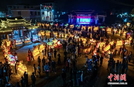 3��20����������ʡ��������Ϫ����޹Ŵ������ޡ����¶����ε�������Դ�ͳ��ʽӭ�����������ꡣ�����˽⣬��޹Ŵ�ġ��ε�������ʷ�ƾã���������800������ʷ���������������������ʱ����������ľ�տ���գ��Լ����ι��ƣ�������Ϊ�����ε����ʯ����