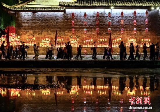 3��20����������ʡ��������Ϫ����޹Ŵ������ޡ����¶����ε�������Դ�ͳ��ʽӭ�����������ꡣ ���˽⣬��޹Ŵ�ġ��ε�������ʷ�ƾã���������800������ʷ���������������������ʱ����������ľ�տ���գ��Լ����ι��ƣ�������Ϊ�����ε����ʯ����ͼΪ������̧�Ÿ������͵ĵ��������ڹŴ����