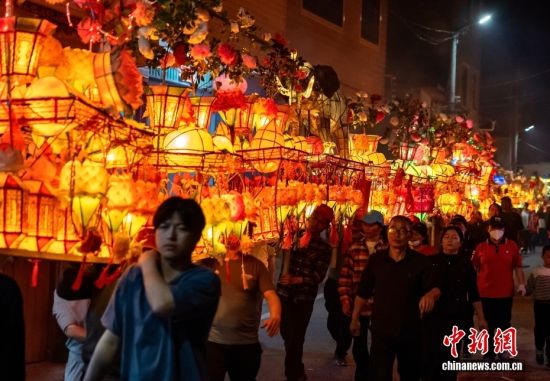 3��20����������ʡ��������Ϫ����޹Ŵ������ޡ����¶����ε�������Դ�ͳ��ʽӭ�����������ꡣ ���˽⣬��޹Ŵ�ġ��ε�������ʷ�ƾã���������800������ʷ���������������������ʱ����������ľ�տ���գ��Լ����ι��ƣ�������Ϊ�����ε����ʯ����ͼΪ������̧�Ÿ������͵ĵ��������ڹŴ����