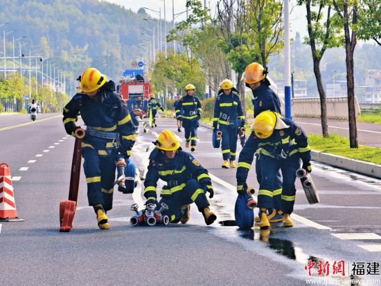 ¡¡¡¡ÇàÄêÖ¸Õ½Ô±¿ªÕ¹¼¼Õ½ÊõѵÁ·¡£Ã÷ÏªÏØÏû·À¾ÈÔ®´ó¶Ó ¹©Í¼ ¡¡¡¡ÇàÄêÖ¸Õ½Ô±¿ªÕ¹¼¼Õ½ÊõѵÁ·¡£Ã÷ÏªÏØÏû·À¾ÈÔ®´ó¶Ó ¹©Í¼