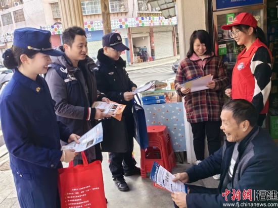 ¡¡¡¡Ïû·ÀÔ±×ß½ÖÈ뻧ΪÇȾìÆÕ¼°Ïû·À³£Ê¶¡£Ã÷ÏªÏØÏû·À¾ÈÔ®´ó¶Ó ¹©Í¼ ¡¡¡¡Ïû·ÀÔ±×ß½ÖÈ뻧ΪÇȾìÆÕ¼°Ïû·À³£Ê¶¡£Ã÷ÏªÏØÏû·À¾ÈÔ®´ó¶Ó ¹©Í¼