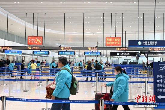 3��21�գ����Խ����Լ�̨�������2000���˴��ͽ����ž��ý�С��ͨ�����˺��ߵִ�������ͨ������ͷ�������� ��