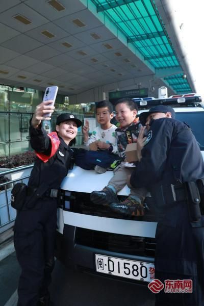 ���������¾�����ͬ��Ӱ�����ž�����ͼ��