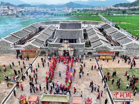 3��20�գ���ǧ�����Ϻ����Խɽ������۸���ʡ�������Ϻ������������ϴ��������ڴ���ʱ�ڹ�������ʼ�棬ͬ��Ѫ�����顣�Ϻ�����ý�����Ĺ�ͼ