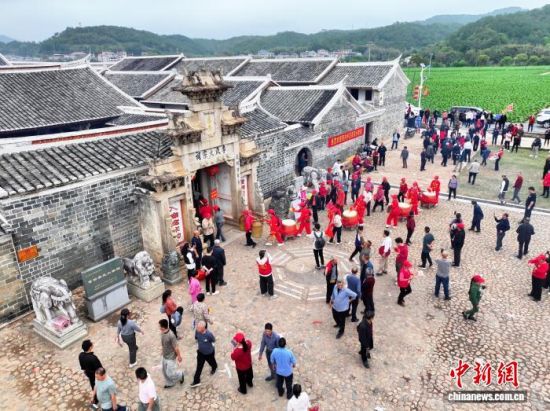 3��20�գ���ǧ�����Ϻ����Խɽ������۸���ʡ�������Ϻ������������ϴ��������ڴ���ʱ�ڹ�������ʼ�棬ͬ��Ѫ�����顣�Ϻ�����ý�����Ĺ�ͼ