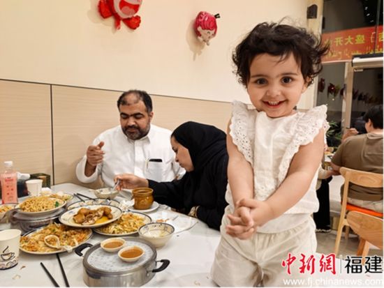沙特当地食客品尝手工制作的小吃。沙县区融媒体中心供图 沙特当地食客品尝手工制作的小吃。沙县区融媒体中心供图