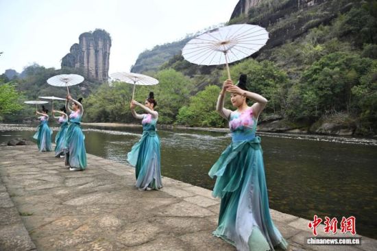 3��22�գ�������ƽ����Ա������ɽ���ҹ�԰����Ϫ�Ͻ����赸�������ݡ���������� �ű� ��