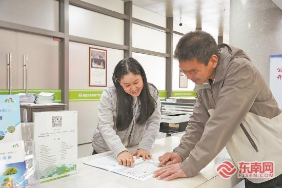 ÈýÃ÷ÊÐÉ³ÏØÇøÅ©´å²úȨ½»Ò×ÖÐÐÄÄÚ£¬¹¤×÷ÈËԱΪÁÖÅ©½²½âÕþ²ß¡£ ÈýÃ÷ÊÐÉ³ÏØÇøÅ©´å²úȨ½»Ò×ÖÐÐÄÄÚ£¬¹¤×÷ÈËԱΪÁÖÅ©½²½âÕþ²ß¡£