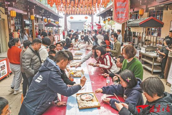 游客在俞邦村体验包扁肉。 游客在俞邦村体验包扁肉。
