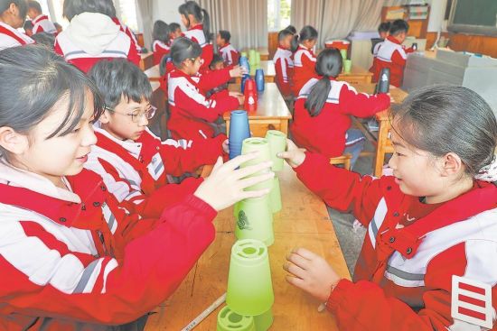 17日,余庆小学学生在课间主题活动中玩速叠杯游戏。 17日,余庆小学学生在课间主题活动中玩速叠杯游戏。